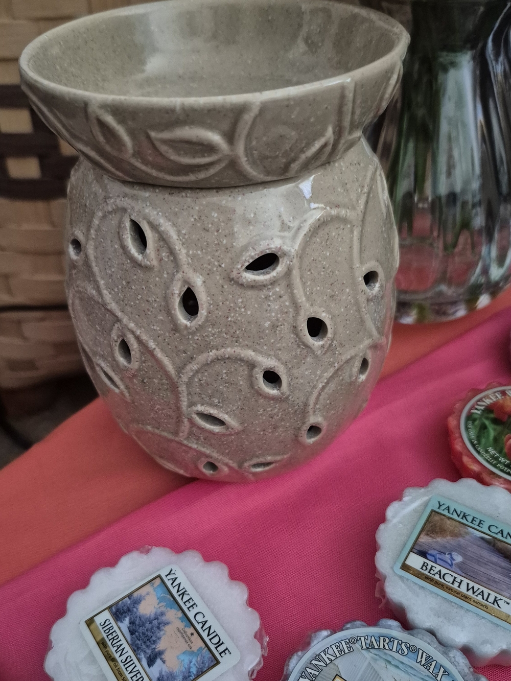 Ceramic Wax Warmer in Cream  Decorative Cutouts & 13 Yankee Candle Wax Melts - Picture 5 of 10